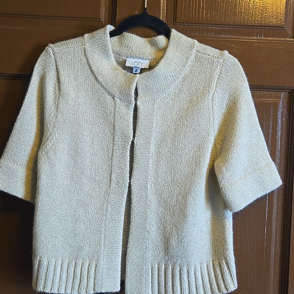 Loft-Tan colored short sleeved round neck short sweater w/gold thread Sz M